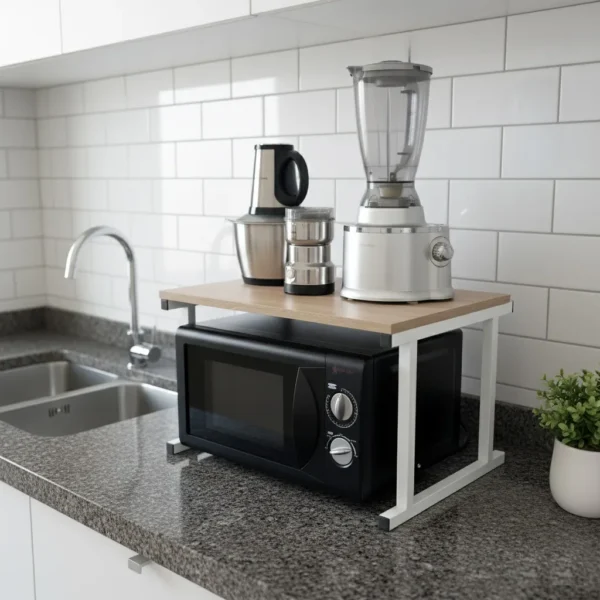 Étagère de cuisine en bois et métal blanc, installée sur un comptoir en granit pour ranger des appareils au-dessus du micro-ondes.
