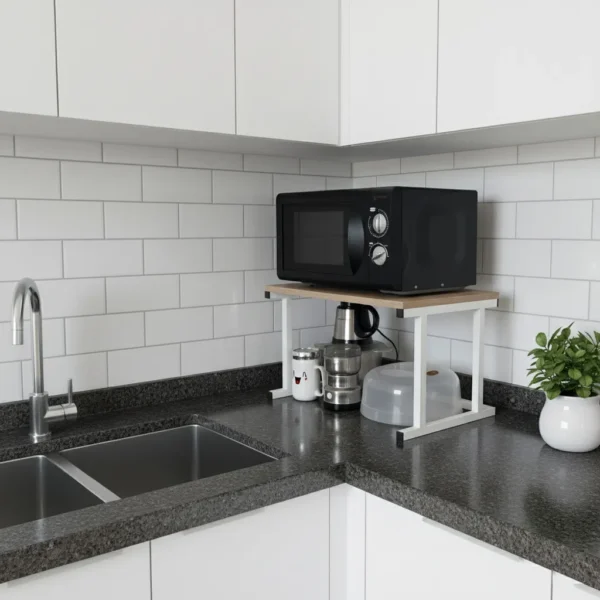 Étagère de rangement de cuisine installée dans un coin, au-dessus d'un micro-ondes, pour optimiser l'espace.