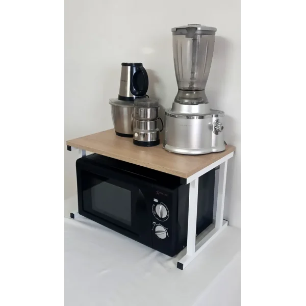 Étagère pour micro-ondes avec plateau en bois clair et pieds en métal blanc, disponible en Tunisie.