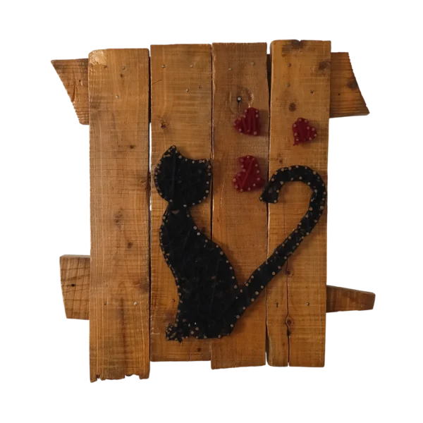 tendu chat noir sur bois de palette recyclé (40x29cm), avec des cœurs rouges. Décoration murale artisanale de style rustique, transparent font.