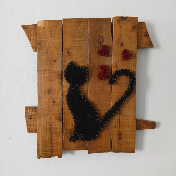 tendu chat noir sur bois de palette recyclé (40x29cm), avec des cœurs rouges. Décoration murale artisanale de style rustique.