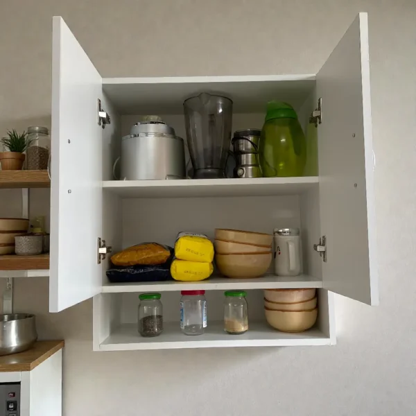 Mini-armoire murale blanche multi-usages avec deux portes ouvertes, montrant une organisation optimale avec étagère intérieure.