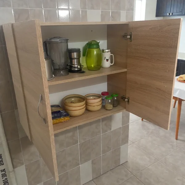 Meuble haut polyvalent ouvert montrant une étagère centrale solide pour le rangement d'articles ménagers.