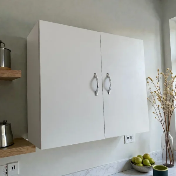 Petit placard mural blanc 2 portes avec poignées chromées, idéal pour cuisine ou salle de bain.
