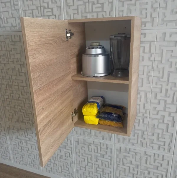 Meuble de rangement mural aspect bois ouvert stockant des ustensiles et produits alimentaires.