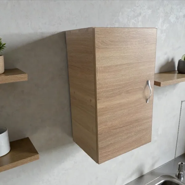 Meuble haut cuisine fermé finition bois chêne clair fixé au mur à côté d'étagères.