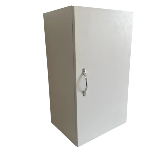 Meuble de rangement suspendu blanc fermé avec une porte et une poignée chromée, isolé sur fond blanc.