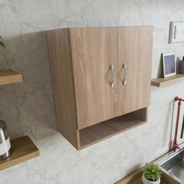 Meuble d'appoint mural imitation chêne avec niche ouverte en bas, installé à côté d'étagères murales assorties.