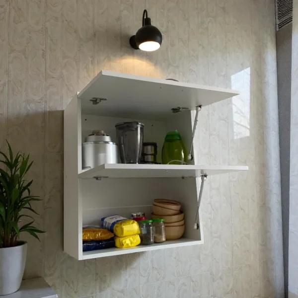 Meuble haut de cuisine à portes relevables ouvert sous un luminaire, parfait pour un accès rapide à la vaisselle.