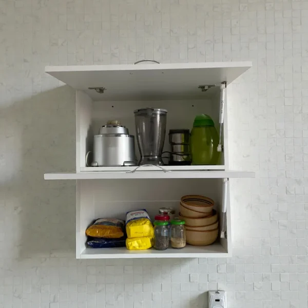 Élément de cuisine haut ouvert avec deux niveaux de rangement pour les provisions et accessoires de cuisine.
