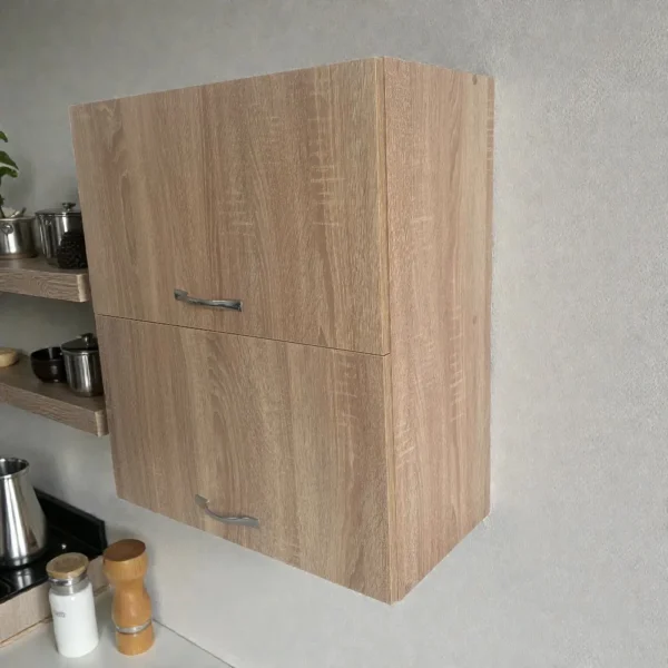 Placard de cuisine mural en bois beige fermé avec poignées ergonomiques, offrant un style scandinave et chaleureux.