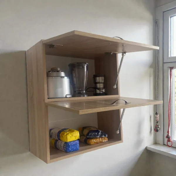 Installation d'un meuble haut de cuisine basculant beige près d'une fenêtre pour une organisation optimale.