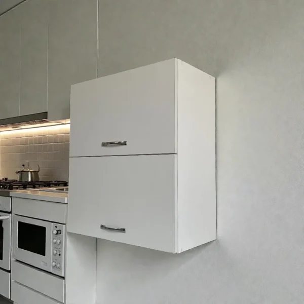 Meuble haut de cuisine blanc à 2 portes fermé, idéal pour un gain de place moderne au-dessus du plan de travail.